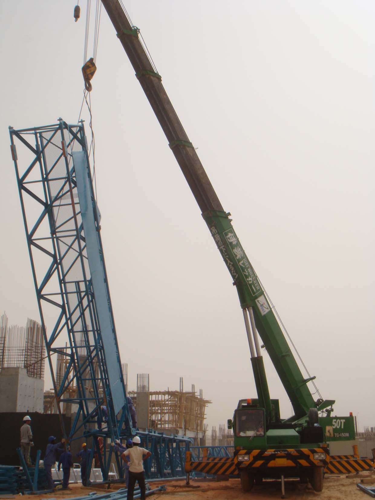 cmax20t压重行走塔吊沙特成功安装-海外传真-中建材国际贸易有限公司